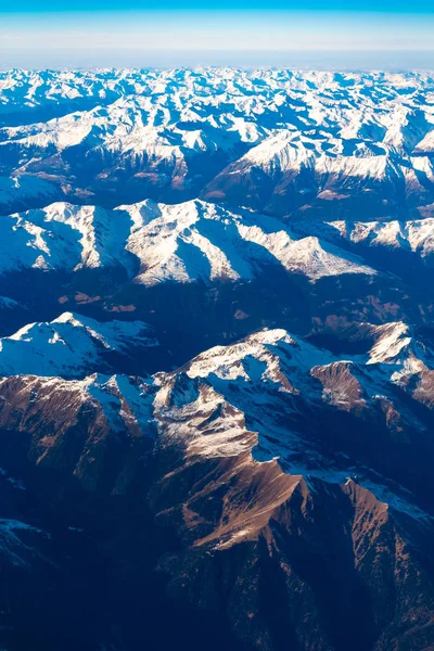 Швейцарские, итальянские и австрийские Альпы с заснеженными горными вершинами — стоковое фото