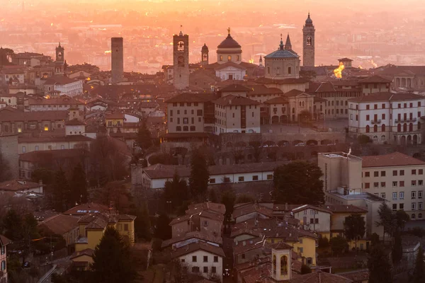 Hermosa ciudad medieval al amanecer con las principales atracciones de Bérgamo Lombardía desde Castello di San Vigilio, Italia — Foto de Stock