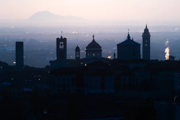 Prachtige middeleeuwse stad bij zonsopgang ochtend met de belangrijkste bezienswaardigheden van Bergamo Lombardije van Castello di San Vigilio, Italië — Stockfoto