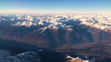 Alp Dağları altında İtalya, Avusturya ve İsviçre formu uçak, 4 k görüntüleri video havadan görünümü
