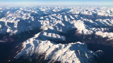 Alp Dağları altında İtalya, Avusturya ve İsviçre formu uçak, 4 k görüntüleri video havadan görünümü