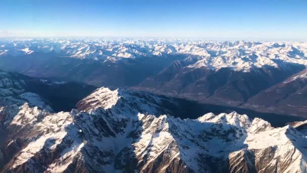 Luchtfoto van de bergen van de Alpen onder Italië, Oostenrijk en Zwitserland formulier vliegtuig, 4 k-beeldmateriaal, video — Stockvideo