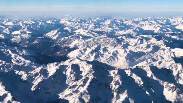 Vista aérea de las montañas de los Alpes bajo Italia, Austria y el plano de forma suiza, video de imágenes de 4k — Vídeos de Stock