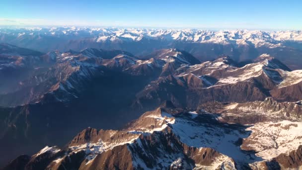 Veduta aerea delle montagne alpine sotto Italia, Austria e Svizzera forma aereo, 4k filmati video — Video Stock
