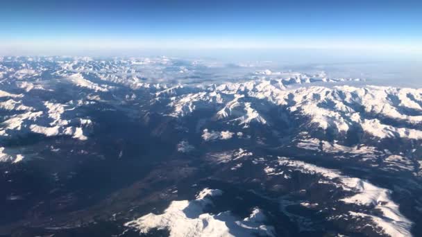 Luchtfoto van de bergen van de Alpen onder Italië, Oostenrijk en Zwitserland formulier vliegtuig, 4 k-beeldmateriaal, video — Stockvideo