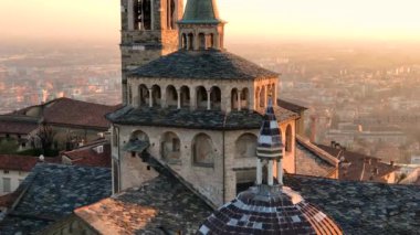 Bir Bergamo İtalya Citta Alta güzel şehirde. Lombardia, akşam sunset ve eski şehrin Katedrali, saat kuleleri ve Po Ovası, 4 k görüntüleri video ile peyzaj