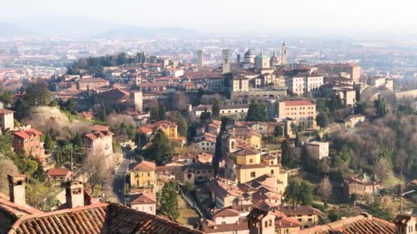 Bergame Vieille ville Citta Alta, L'une des plus belles villes d'Italie, Lombardie, Paysage de la vieille ville de la colline de San Vigilio pendant une belle journée, Vidéo 4k — Video