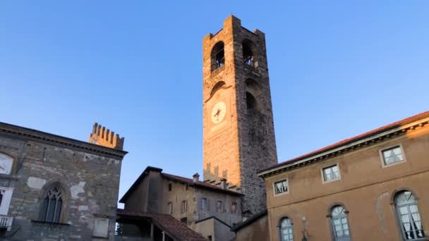 Bergamo Old city Citta Alta, Landscape on the the ancient Administration Headquarter called Palazzo della Ragione and the clock tower called Il Campanone, 4k footage video — Stock Video