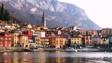 Como Gölü kıyısında Varenna kasaba ve arka plan İtalyan Alpler'de bir tekne görünümünden, 4 k görüntüleri video