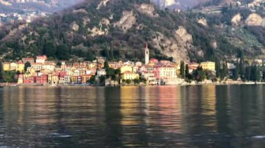 Como Gölü kıyısında Varenna kasaba ve arka plan İtalyan Alpler'de bir tekne görünümünden, 4 k görüntüleri video