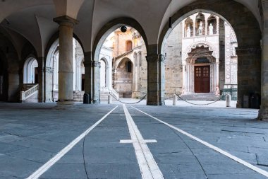 Palazzo della Ragione, Citta Alta, Bergamo, İtalya 'nın önündeki portico manzarası.