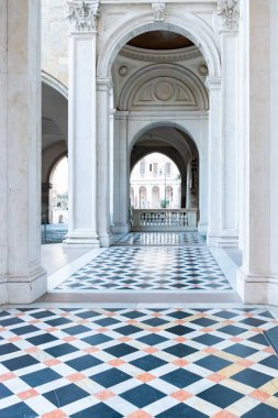 Citta Alta, Bergamo, İtalya 'daki Duomo Katedrali' nin önünde..