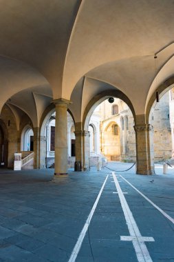 Palazzo della Ragione, Citta Alta, Bergamo, İtalya 'nın önündeki portico manzarası.