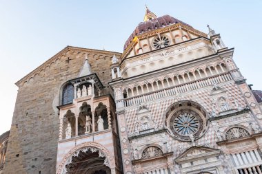 İtalya, Bergamo, Citta Alta 'daki Santa Maria Maggiore eski ortaçağ Bazilikasının tarihi mimarisi..