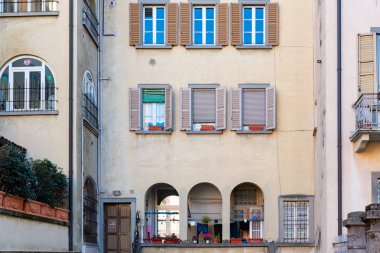 İtalya 'nın Bergamo şehrindeki Old Town Citta Alta' da güzel eski bir bina veya ev..