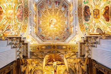 Bergamo, Lombardy, İtalya - 25 Ocak 2019: Santa Maria Maggiore Saint Mary Major Bazilikası. Katedral, duvar halılarıyla süslenmiş yaldızlı bir iç mimarisi olan Romanesk mimarisidir..