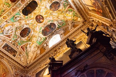 Bergamo, Lombardy, İtalya - 25 Ocak 2019: Santa Maria Maggiore Saint Mary Major Bazilikası. Katedral, duvar halılarıyla süslenmiş yaldızlı bir iç mimarisi olan Romanesk mimarisidir..