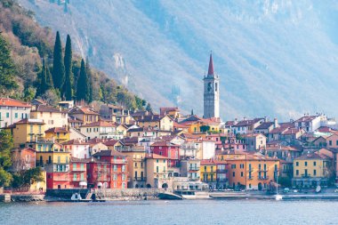 Güzel köy Varenna, Como Gölü, İtalya birçok renk binaların görünümü.