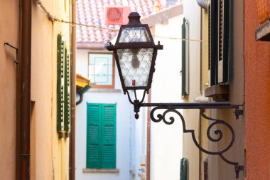 Eski ev, Bellagio, Como Gölü, İtalya üzerinde asılı sokak lambası