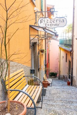 Güzel pitoresk ve renkli eski şehir sokak Bellagio city, Como Gölü, İtalya