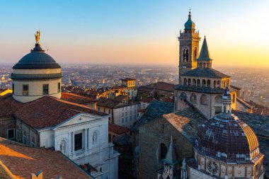 Santa Maria Maggiore Bazilikası ve Po Ovası'arka plan, Citta Alta, Bergamo, İtalya ile günbatımı sırasında Şapel Colleoni havadan görünümü