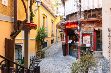 Güzel pitoresk ve renkli eski şehir sokak Bellagio city, Como Gölü, İtalya