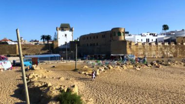 Asilah şehrin kıyılarında beyaz eski Medine kale duvarına od Atlantik Fas, Afrika, 4 k görüntüleri video