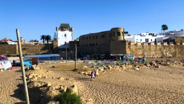 Pared del castillo de la antigua medina blanca de la ciudad de Asilah en la costa od Atlántico en Marruecos, África, 4k metraje video — Vídeos de Stock