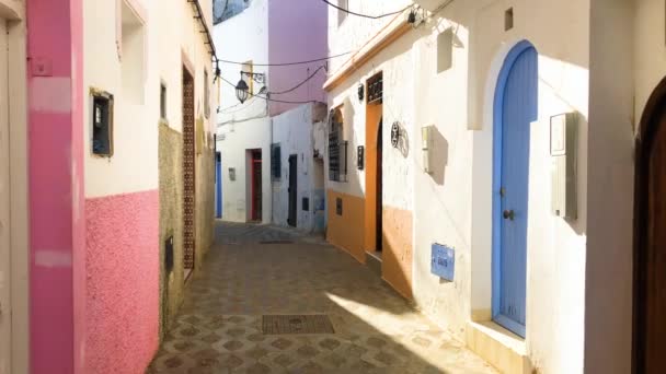 Bela rua colorida na aldeia Asilah perto do oceano Atlântico, Marrocos, África, vídeo de filmagem 4k — Vídeo de Stock