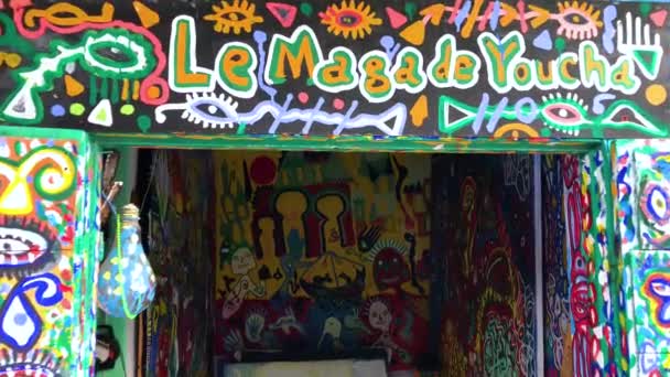 Asilah, Marokkó - November 4 2018: Azonosítatlan shop whith gyönyörű festmények a wals, 4 k felvétel videó — Stock videók
