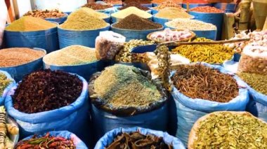 Baharat ve Fas geleneksel Market, Rabat, 4 k görüntüleri video sokak çelik üzerinde satılan otlar