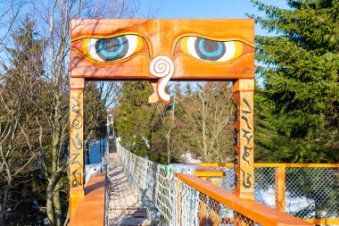 Yeni bir ahşap gözetleme kulesi ya da gökyüzü Pustevny, Beskids, Çek Cumhuriyeti 'ndeki ağaçlarda yürüyor.