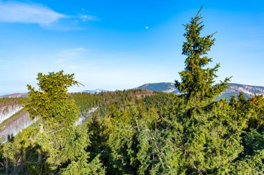 Yeni bir ahşap gözetleme kulesinden dağlara güzel bir manzara ya da Pustevny, Beskids, Çek Cumhuriyeti 'ndeki ağaçlarda yürüyen gökyüzü.