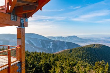 Yeni bir ahşap gözetleme kulesinden dağlara güzel bir manzara ya da Pustevny, Beskids, Çek Cumhuriyeti 'ndeki ağaçlarda yürüyen gökyüzü.