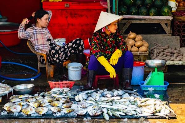 ベトナム、フーコック島、2018 年 2 月 26 日: 女性の露天商典型的なベトナム歩道食品市場で新鮮な魚を販売 — ストック写真