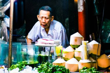 Bangkok, Tayland, 12 Ocak 2018: Hindistan cevizi hindistan cevizi suyu içinde Çin Mahallesi çarşı Bangkok Tayland için kesme tüccar