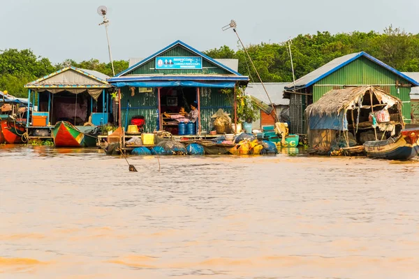 LAKE TONLE SAP, COMBODIE - Maisons flottantes dans un village flottant au lac Tonle Sap le plus grand lac d'eau douce en Asie du Sud-Est dans l'Unesco — Photo