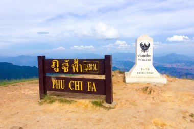 Chiang Rai, Tayland, 1 Temmuz 2015: Sınır işareti arasında Tayland ve Laos Phu Chi Fa Zirvesi