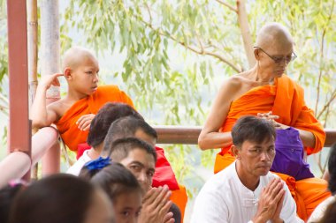 Chaing Rai, Tayland - 1 Haziran 2015: tanımlanamayan Tay keşiş Budist inanç Tay Tapınağı'nda dini töreni için dua