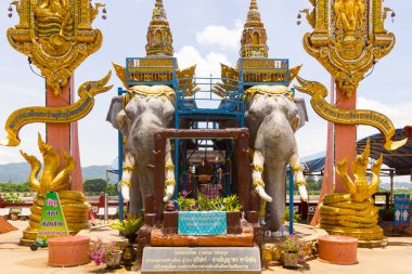 Chiang Rai, Tayland, 31 Mayıs 2015 - Golden Triangle ünlü turistik spot Chiang Rai yakın üç sınırlarındaki altın Big Buddha