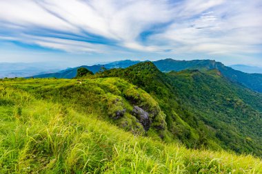 Manzara olay yerinden en yüksek dağı ve sis, Chiang Rai, Tayland yakın Phu Chi fa