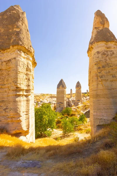 Hermoso paisaje de formas mágicas de roca arenisca cerca del pueblo de Goreme, Capadocia, Turquía —  Fotos de Stock