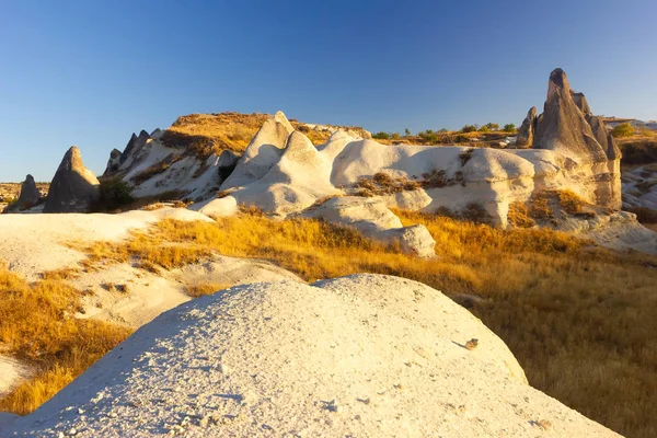 Hermoso paisaje de formas mágicas de roca arenisca cerca del pueblo de Goreme, Capadocia, Turquía —  Fotos de Stock