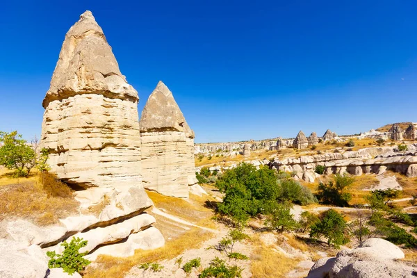 Hermoso paisaje de formas mágicas de roca arenisca cerca del pueblo de Goreme, Capadocia, Turquía —  Fotos de Stock