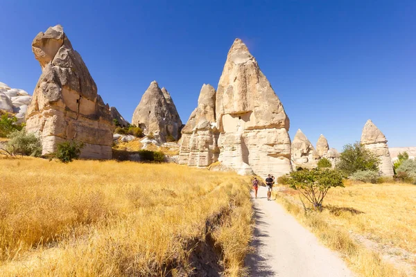 Hermoso paisaje de formas mágicas de roca arenisca cerca del pueblo de Goreme, Capadocia, Turquía —  Fotos de Stock