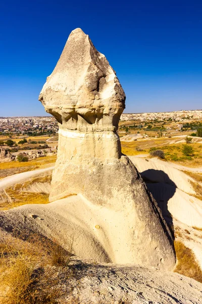 トルコのカッパドキア、ギョレメ村の近くの砂岩の岩のマジック フォームの美しい風景 — ストック写真