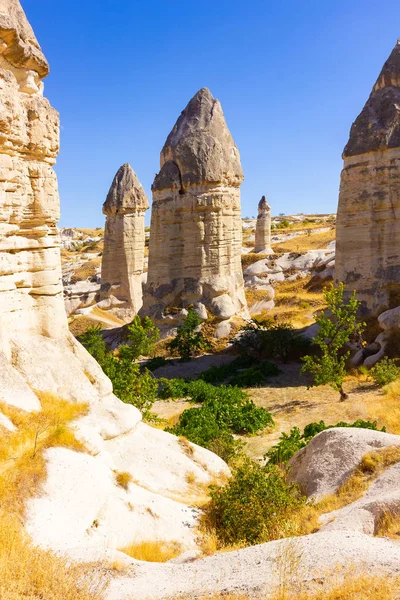 Hermoso paisaje de formas mágicas de roca arenisca cerca del pueblo de Goreme, Capadocia, Turquía —  Fotos de Stock