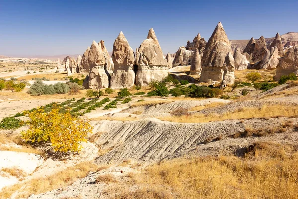 Hermoso paisaje de formas mágicas de roca arenisca cerca del pueblo de Goreme, Capadocia, Turquía —  Fotos de Stock