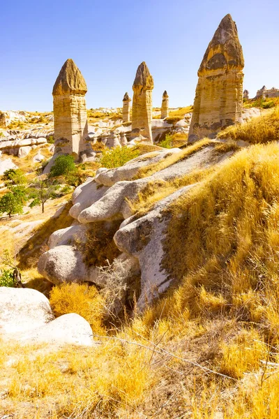 Hermoso paisaje de formas mágicas de roca arenisca cerca del pueblo de Goreme, Capadocia, Turquía —  Fotos de Stock