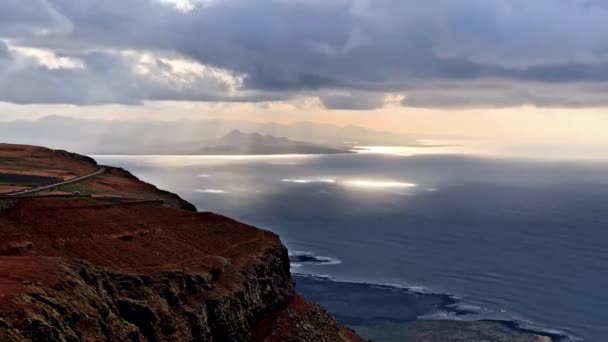 微速度撮影日没と大西洋、ランサローテ島、4 k 映像ビデオの雲 — ストック動画